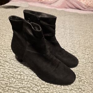 AEROSOLES Black Suede Low-Heel Ankle Booties 10.5 W